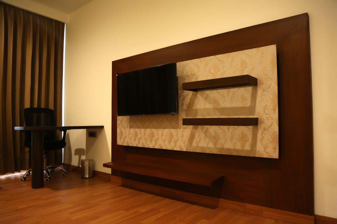 Hotel Imperia Suites Jalandhar Esterno foto