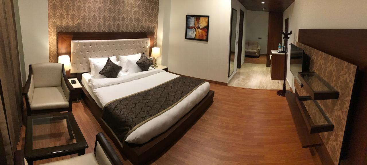 Hotel Imperia Suites Jalandhar Esterno foto