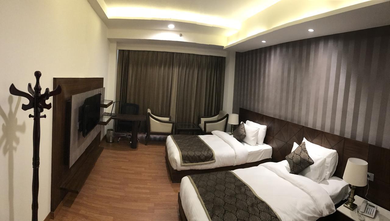 Hotel Imperia Suites Jalandhar Esterno foto