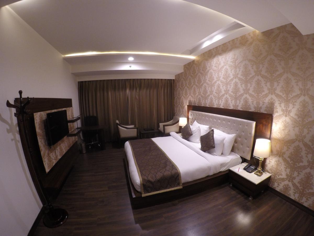 Hotel Imperia Suites Jalandhar Esterno foto