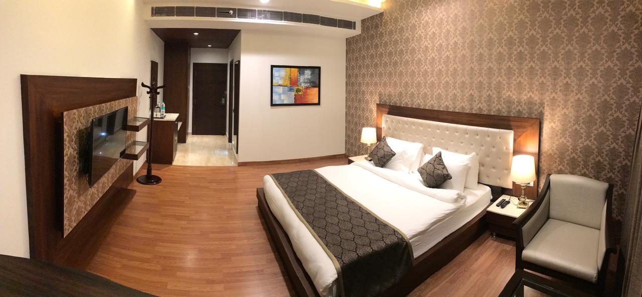 Hotel Imperia Suites Jalandhar Esterno foto
