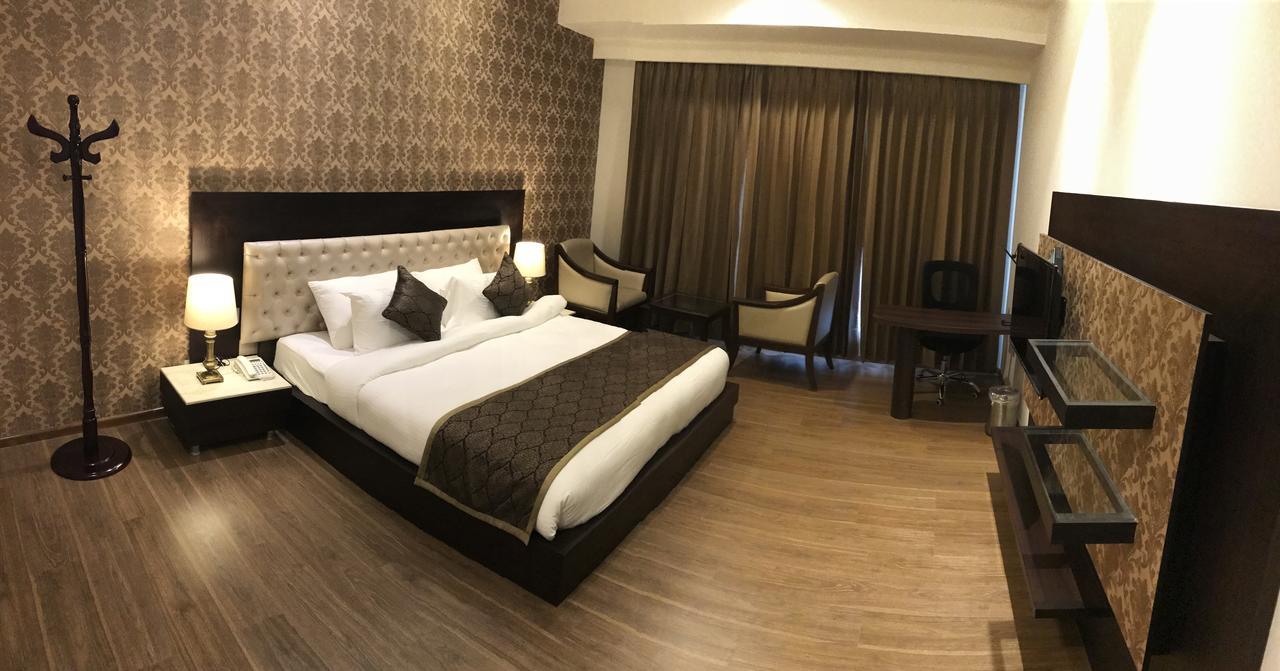 Hotel Imperia Suites Jalandhar Esterno foto