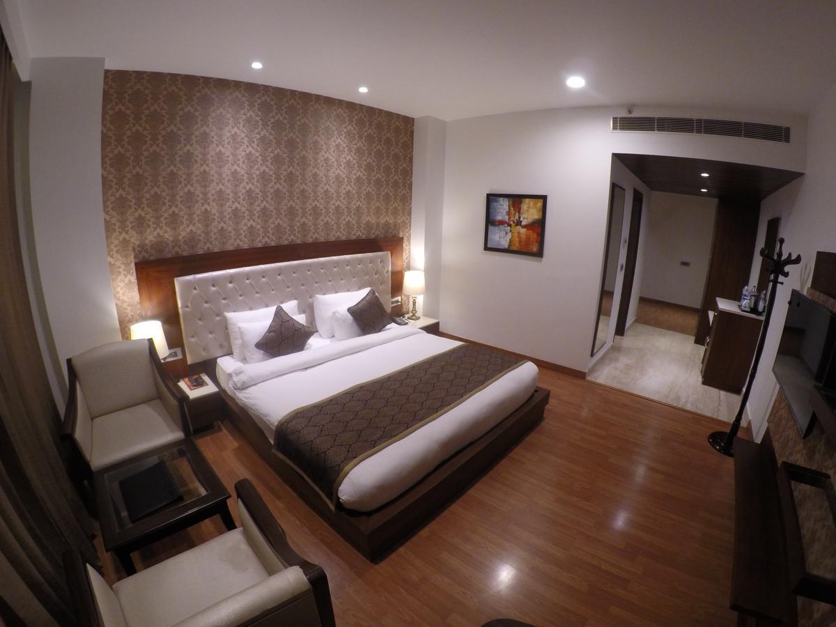 Hotel Imperia Suites Jalandhar Esterno foto