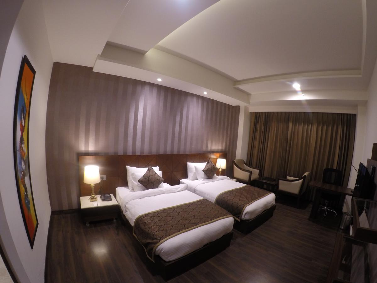 Hotel Imperia Suites Jalandhar Esterno foto